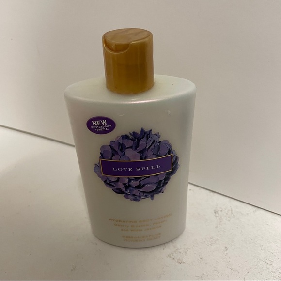 Victoria Secret Love Spell Hydrating Body Lotion - Picture 1 of 2